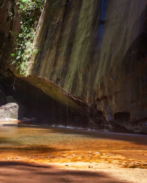 Paredão de pedra e gruta com água na Serra Geral do Tocantins