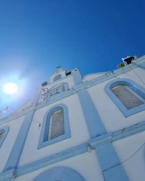 Igreja de Nossa Senhora dos Remédios, azul e branca, em Arraias