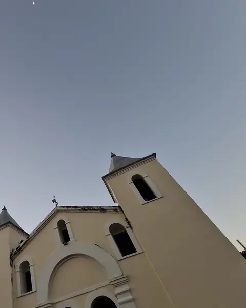 Igreja Matriz de Natividade, com a torre e a fachada ao entardecer