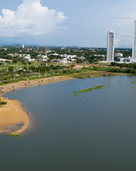 A orla de Palmas e a praia no Rio Tocantins