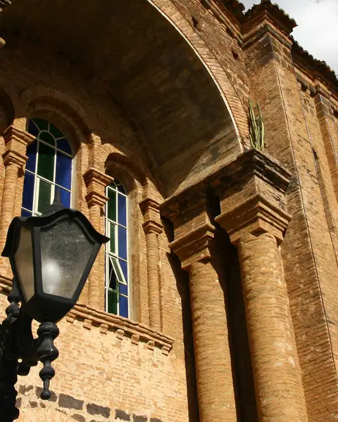 Fachada de tijolos da Catedral Nossa Senhora das Mercês, em Porto Nacional