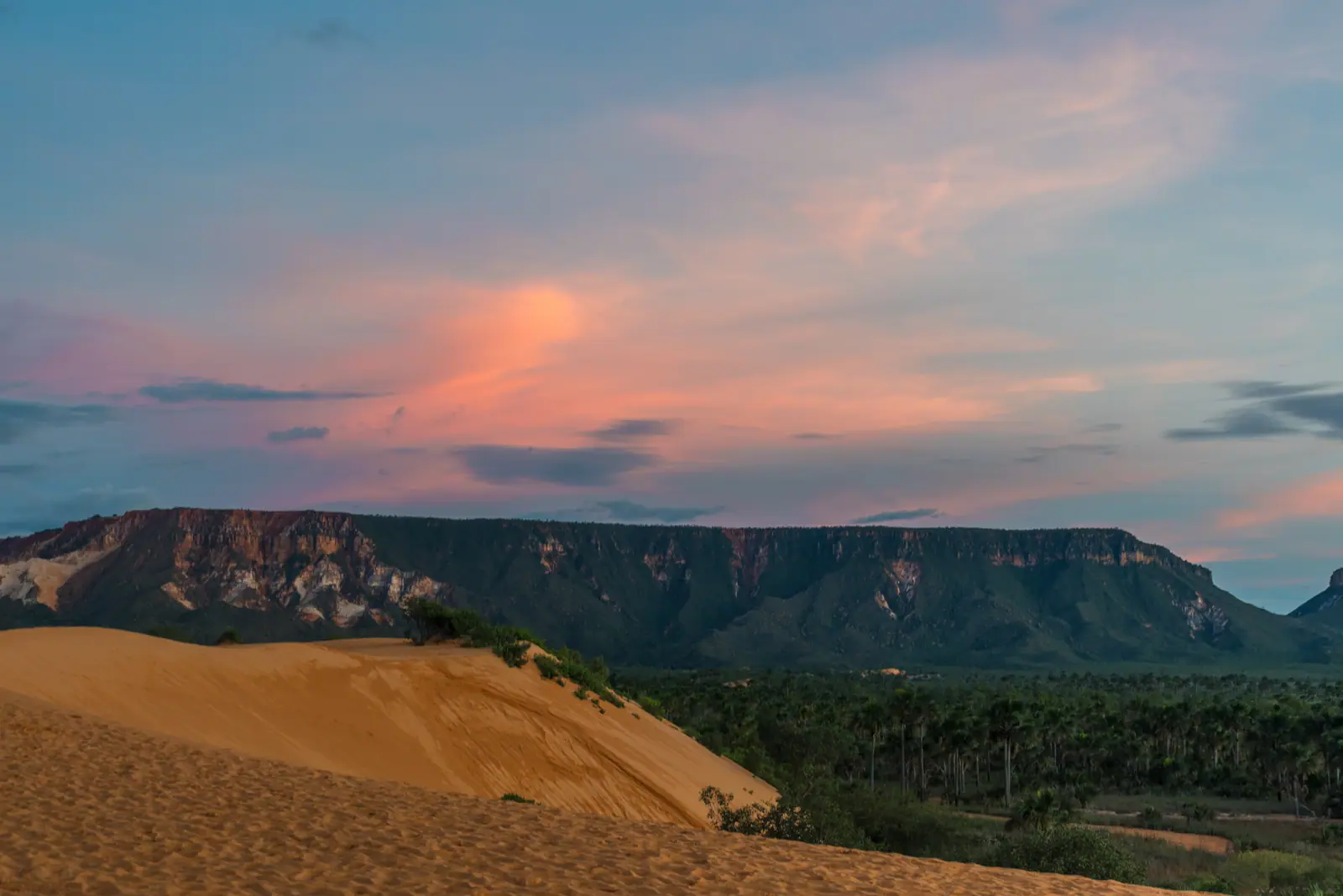 Dunas do Jalapão no fim da tarde, com a serra ao fundo